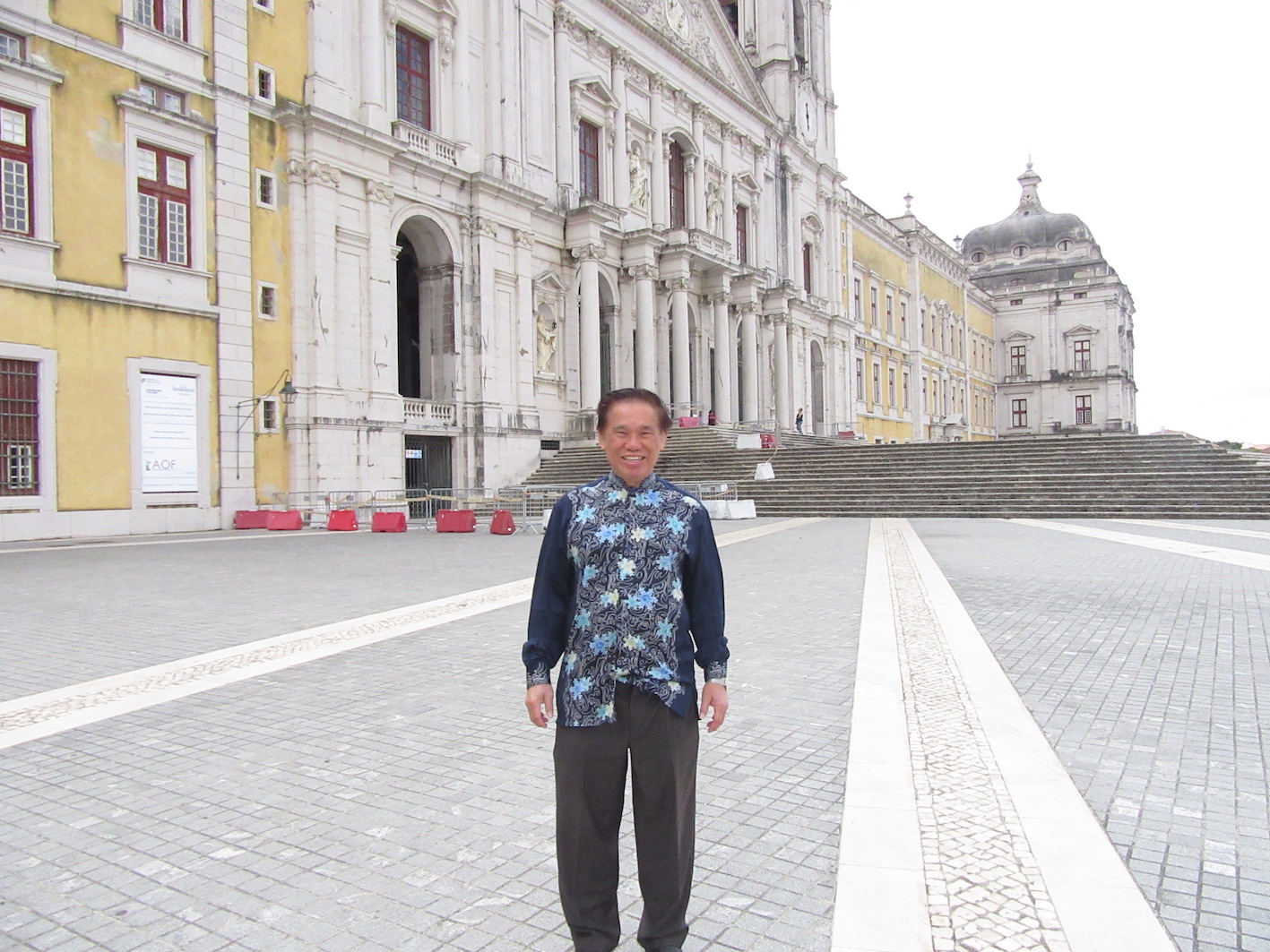 Grandmaster Wong in front of Palacio de Mafra
